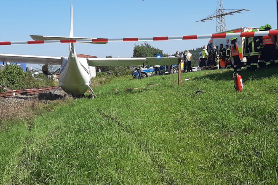 Pilot verwechselt Landebahn: Ultraleichtflugzeug stürzt neben Bahnstrecke