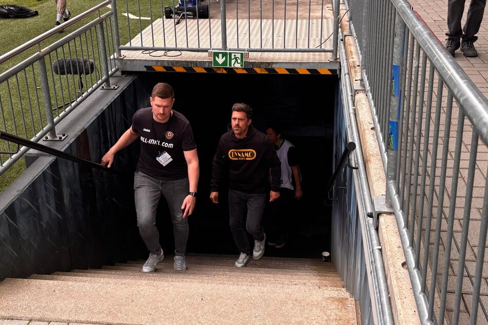 Trainer Thomas Stamm (r.) auf dem Weg mit Pressesprecher Christoph Antal zum Interview vor dem Spiel.
