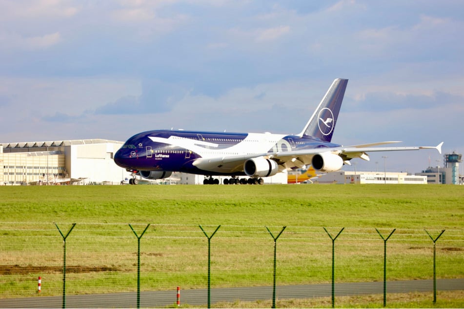 Der Jubiläums-A380 "Mike-Hotel" der Lufthansa wird nun in Dresden umgerüstet.