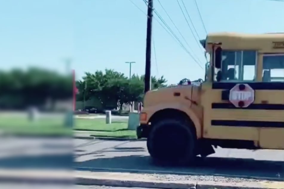 Elfjähriger klaut Schulbus und startet gefährliche Verfolgungsjagd mit der Polizei