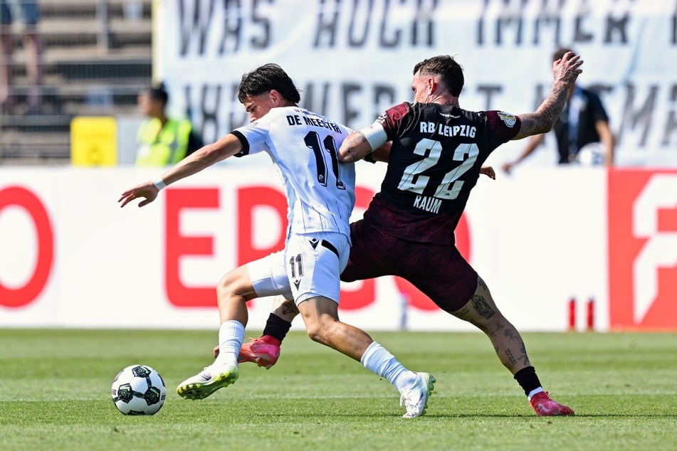 Der neue Kapitän der Roten Bullen, David Raum hatte so seine Mühe, die gegnerischen Spieler vom eigenen Tor wegzuhalten.
