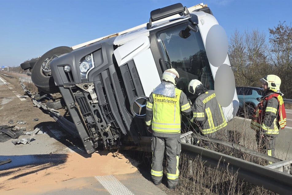 Die Einsatzkräfte räumten die Unfallstelle.