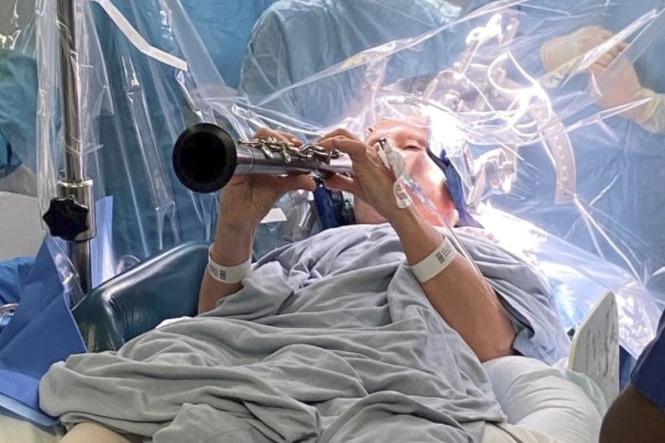 Denise Bacon (65) mit ihrer Klarinette während der OP am Londoner King's College Hospital.