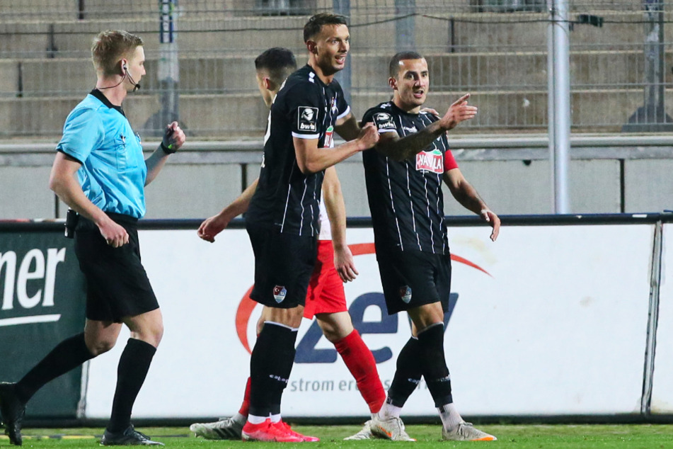 Petar Sliskovic (2.v.r.) und Sercan Sararer (r.) bilden bei Türkgücü München ein kongeniales Duo.