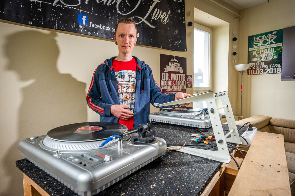 Bei einem Einbruch wurde dem DJ-Duo "RaffenZwei" sämtliche Ausrüstung geklaut. Mischpult und Co. zu ersetzen, kostet: Zeit und Geld. Im Bild zu sehen ist DJ "Sulae" (35).