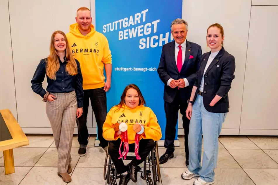 Beim Empfang mit OB Nopper (64, CDU) trugen sich Andrea Rothfuss (36, v.l.), Christian Schmiedt (37, h.l.), Anja Wicker (34, M.) und Emma Weiß (26, v.r.) ins Goldene Buch der Landeshauptstadt ein.