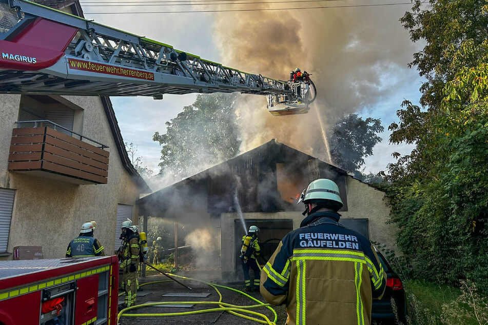 Die Feuerwehr musste ihr gesamtes Können unter Beweis stellen, um den Flammen Herr zu werden.