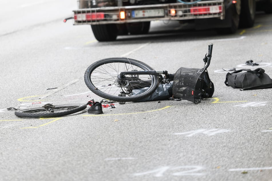 Schwerer Unfall in Borna: Radfahrerin (73) kracht mit Linienbus zusammen