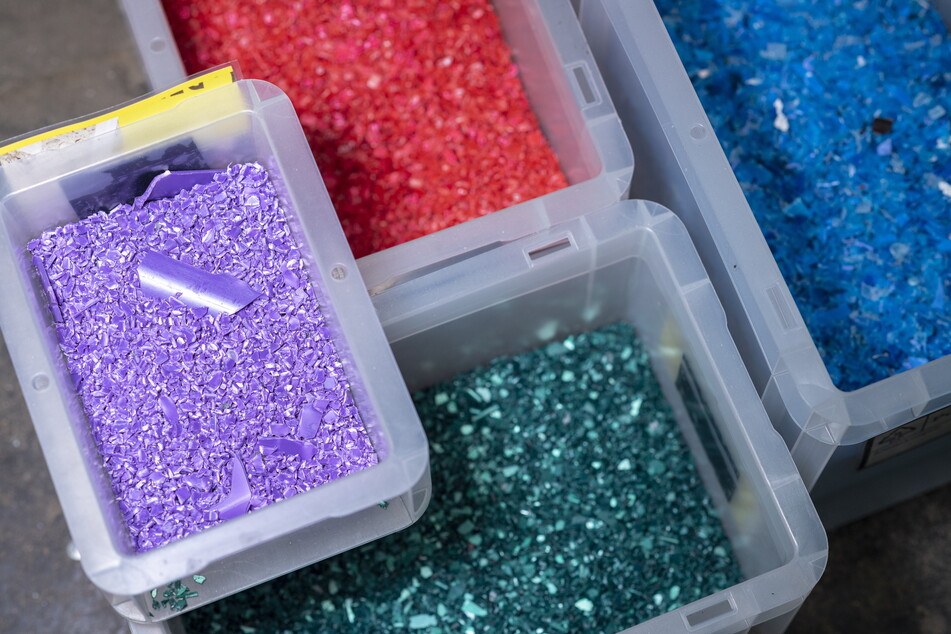 Aus Kunststoff-Granulat können neue Produkte entstehen - entweder einfarbig oder im sogenannten Marble-, also Marmor-Look.