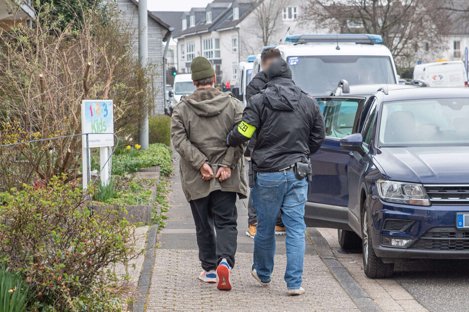 Die Polizei hat am Dienstag nach Razzien in NRW und Hamburg insgesamt drei Verdächtige festgenommen.