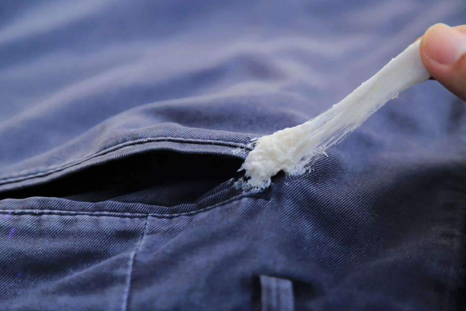 Mit den richtigen Methoden kann man zähen Kaugummi aus der Kleidung entfernen.