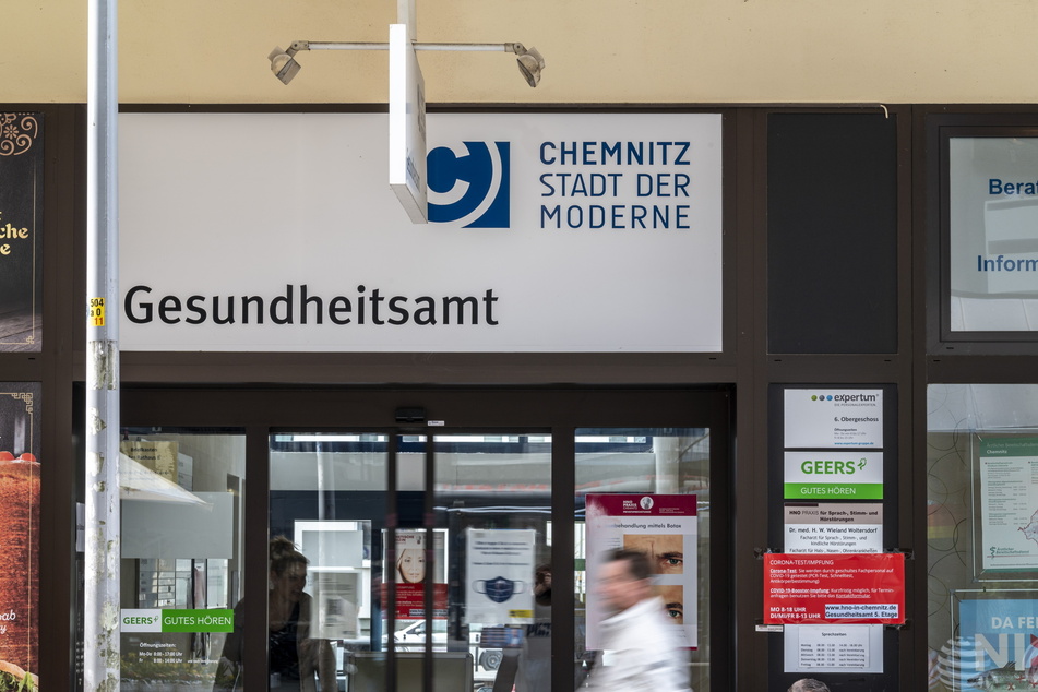 Das Gesundheitsamt Chemnitz hat mehr als 3000 ungeimpfte Mitarbeiter im Gesundheitswesen angeschrieben, da diese nicht ausreichend gegen Corona immunisiert waren.