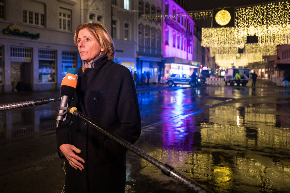Ministerpräsidentin Malu Dreyer (57, SPD) steht sichtlich emotional ergriffen für ein Interview vor dem Zugang zur Fußgängerzone von Trier.