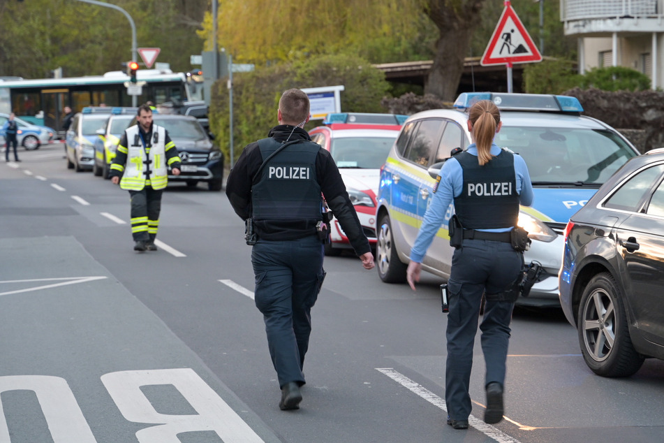 Neben zahlreichen Kräften der Polizei waren auch das SEK sowie mehrere Rettungskräfte im Einsatz.