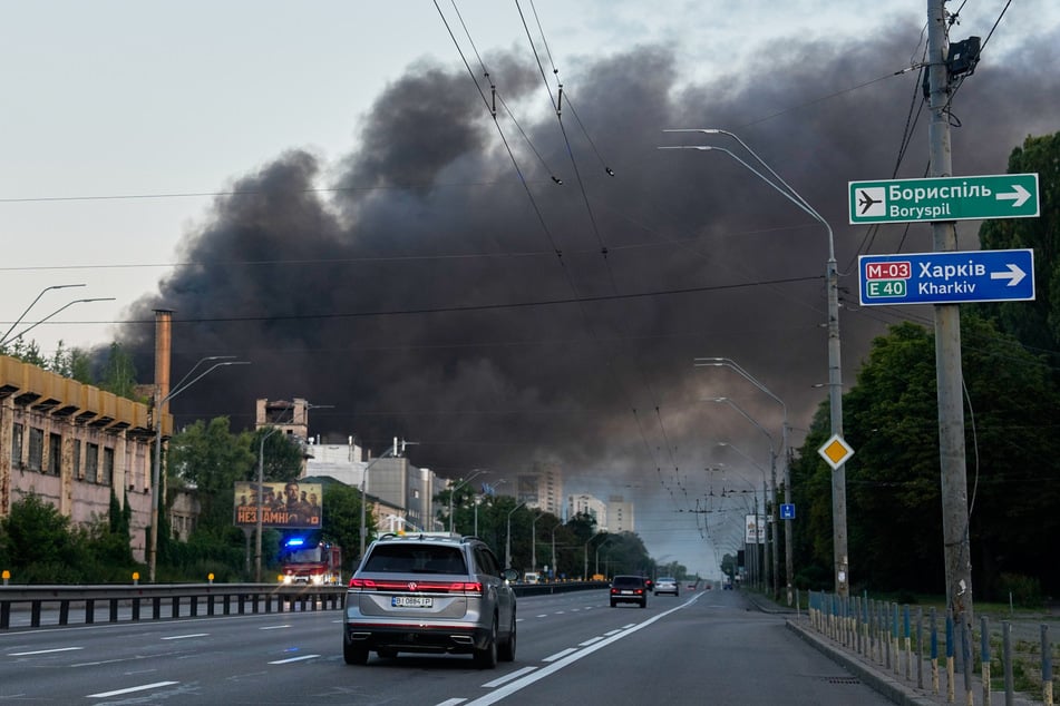 Nach einem russischen Angriff steigt Rauch über Kiew auf.