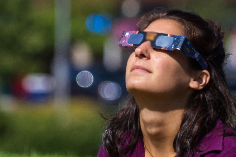 Die Vereinigung der Sternfreunde empfiehlt, dem Himmelsspektakel nur mit spezieller Sonnenbrille zuzuschauen.