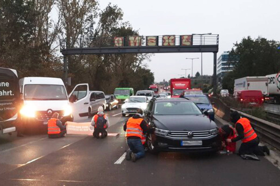 Am Donnerstagmorgen haben Klima-Aktivisten einmal mehr die A100 blockiert und sich an einem Auto festgeklebt.