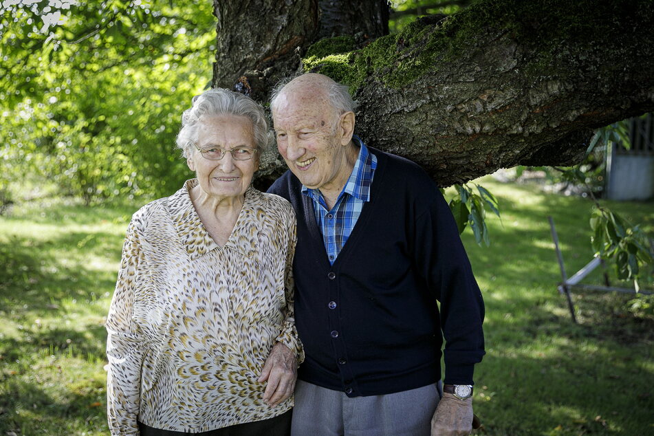 Im Januar ging es Sachsens ältestem Ehepaar noch gut: Charlotte (102) und Gerhard Wünsche (99). Der damals 98-jährige Waggonbau-Schlosser und Ex-Handballer stemmte sogar noch regelmäßig Hanteln.
