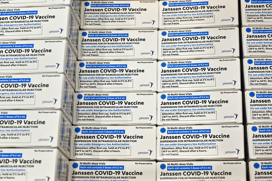 Schachteln des Impfstoffs von der Johnson &amp; Johnson-Tochter Janssen COVID-19 liegen nebeneinander.