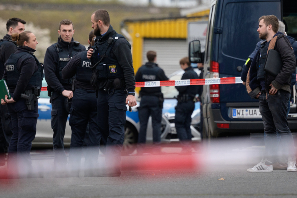 Am Main bei Hattersheim sind am Freitag drei tote Männer gefunden worden.