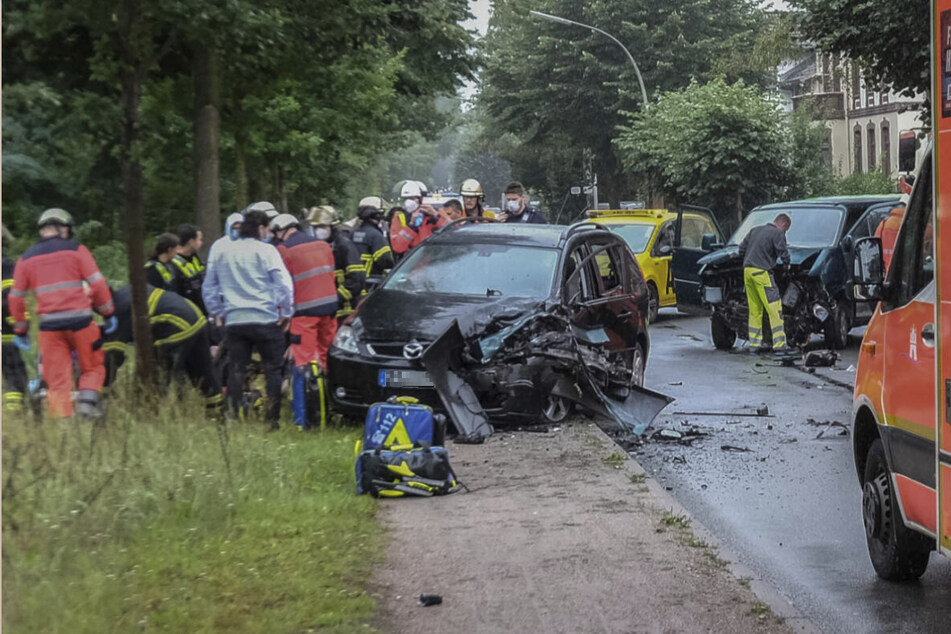 Einsatzkräfte stehen am Unfallort in Hamburg-Billbrook.