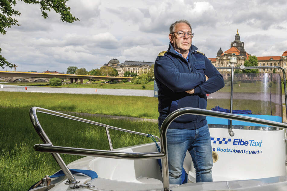 Auf dem Trockenen: Der Dresdner Elbetaxi-Chef Nico Cüppers (51) darf auch mit Inkrafttreten der gelockerten Corona-Verordnung zum Monatsende weiter keine Touren auf der Elbe anbieten.