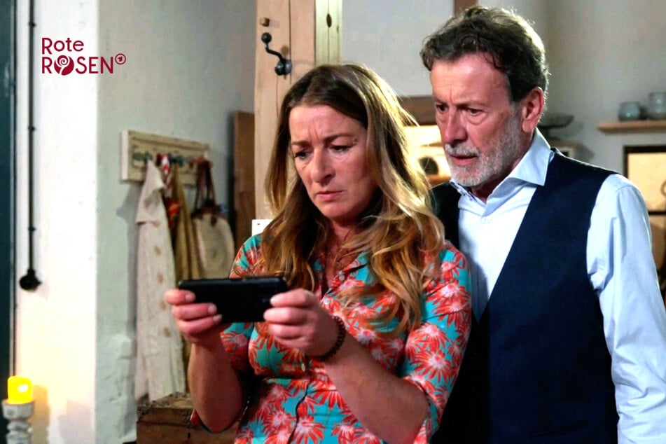 Rote Rosen: "Rote Rosen": Carla entdeckt eine mysteriöse Holzkiste