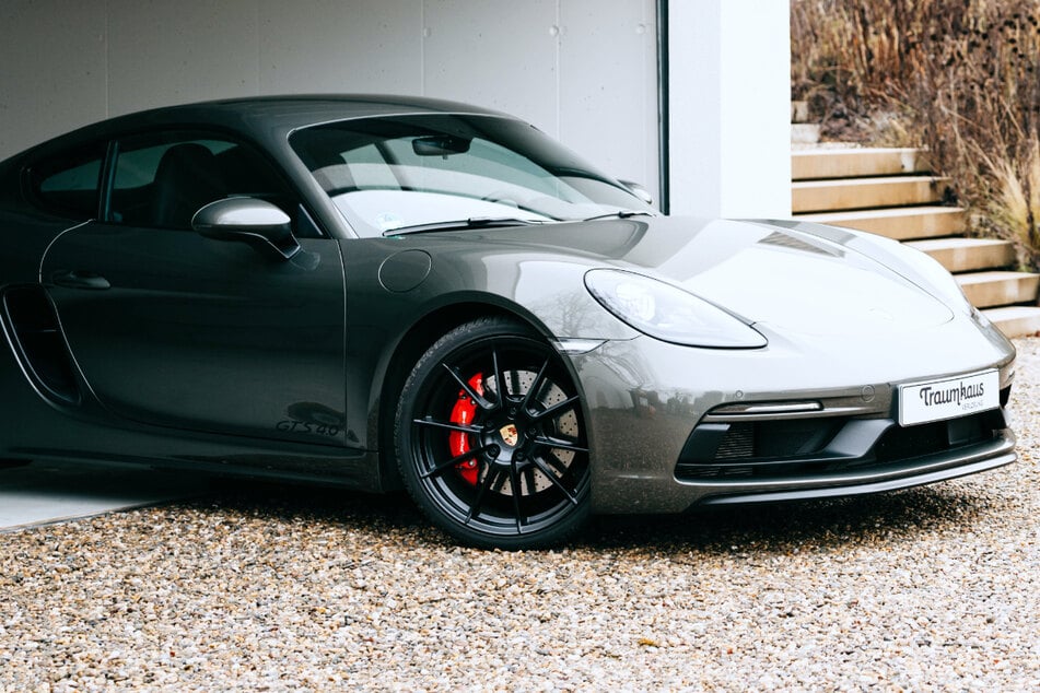 LOTTO24 verlost diesen Porsche im Wert von 100.000 Euro an Euch, wenn Ihr...