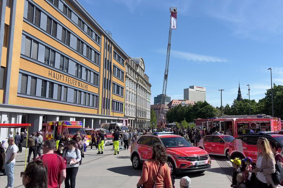 Leipzig: Großer Andrang in Leipzig: Hier gibt's einen Blick hinter die Kulissen der Berufsfeuerwehr
