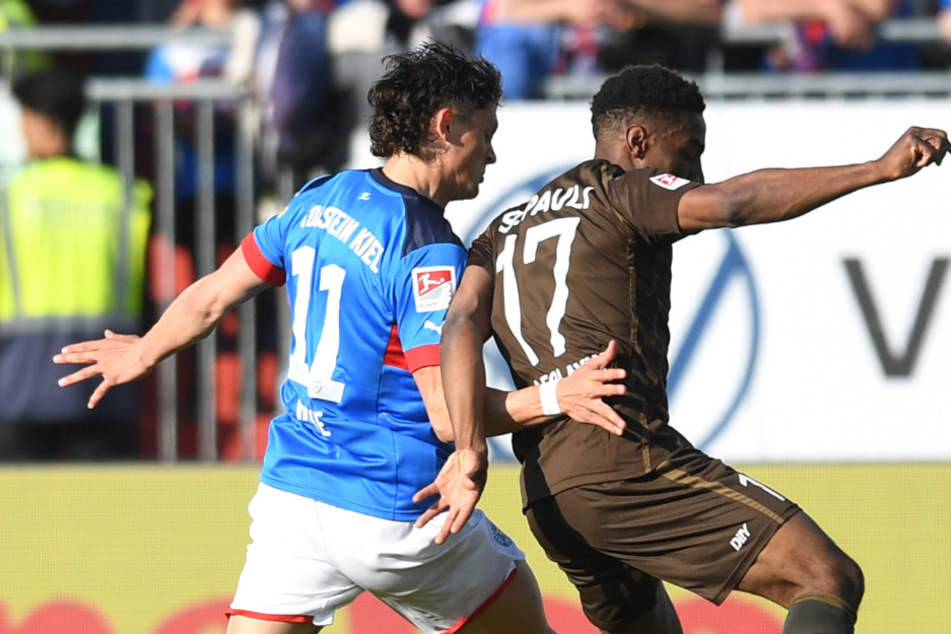 In der vergangenen Saison siegte der FC St. Pauli um Torschütze Oladapo Afolayan (26, r.) bei Holstein Kiel mit 4:3.