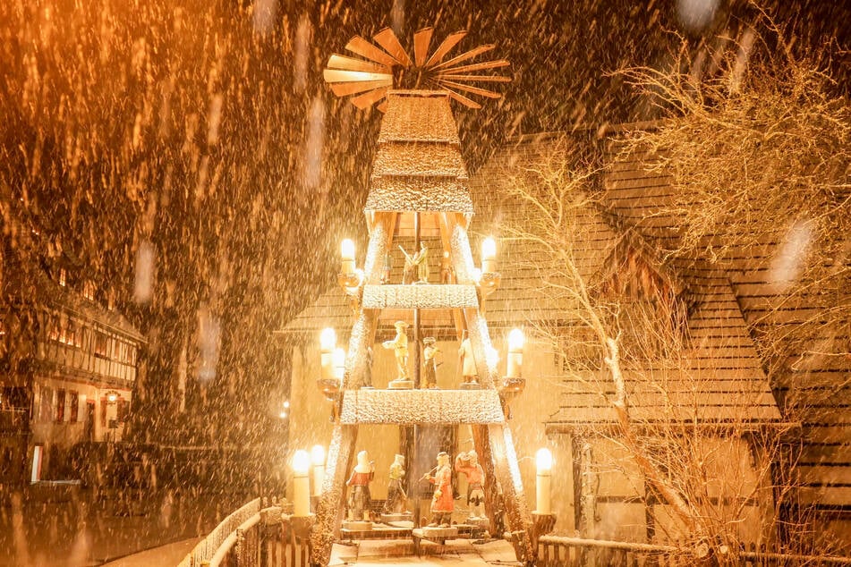 In der Nacht zu Montag fielen im Erzgebirge bereits viele weiße Flocken.