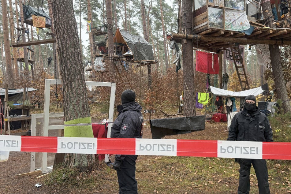 Bei regnerischem Wetter forderte die Polizei heute seit etwa 8 Uhr die Umweltaktivisten per Lautsprecherdurchsagen auf, die eingerichtete Sperrzone zu verlassen.