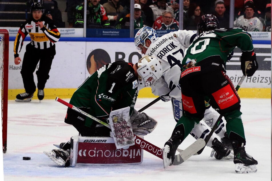 Eislöwe Sebastian Gorcik (29, M.) sieht hier die freie Scheibe hinter Starbulls-Goalie Alexander Rose (19) und schiebt sie zum 2:0 ein.