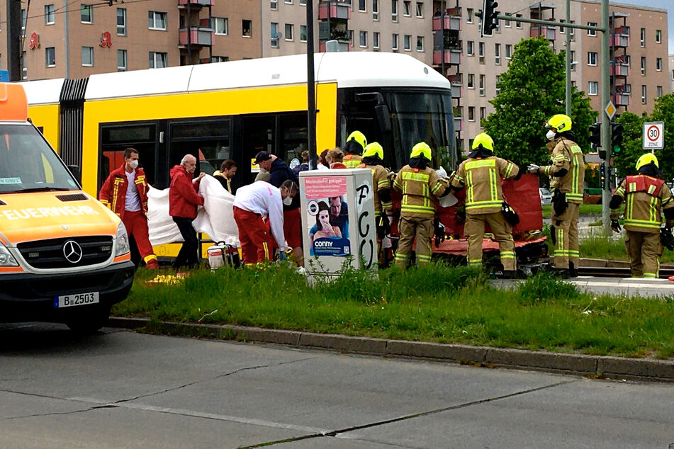 Ein 19-Jähriger wurde am Dienstagnachmittag in Berlin-Hellersdorf von einer Tram erfasst und getötet.