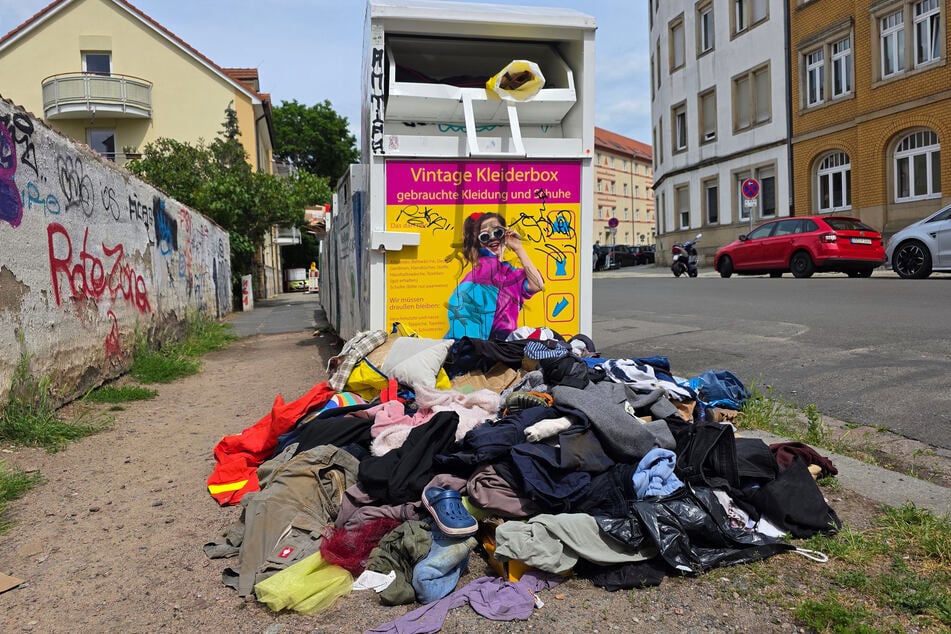 Dieser unschöne Anblick bot sich am Dienstag an einem Altkleidercontainer an der Henricistraße in Pieschen.