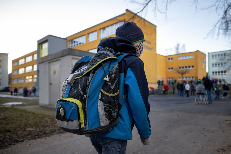 Nach etwa zwei Monaten mit landesweit geschlossenen Bildungseinrichtungen können viele Thüringer Eltern ihre Kinder seit Montag wieder zur Kita und in die Grundschule bringen.