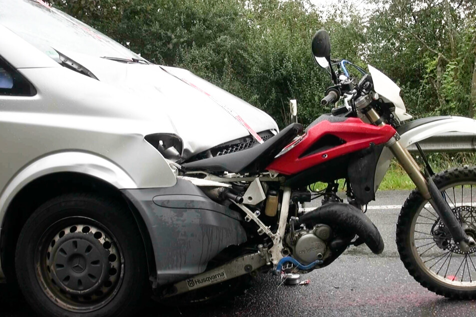 Der genaue Unfallhergang ist noch unklar, doch soviel ist ersichtlich: Ein Motorrad verkeilte sich in der Front eines Transporters.