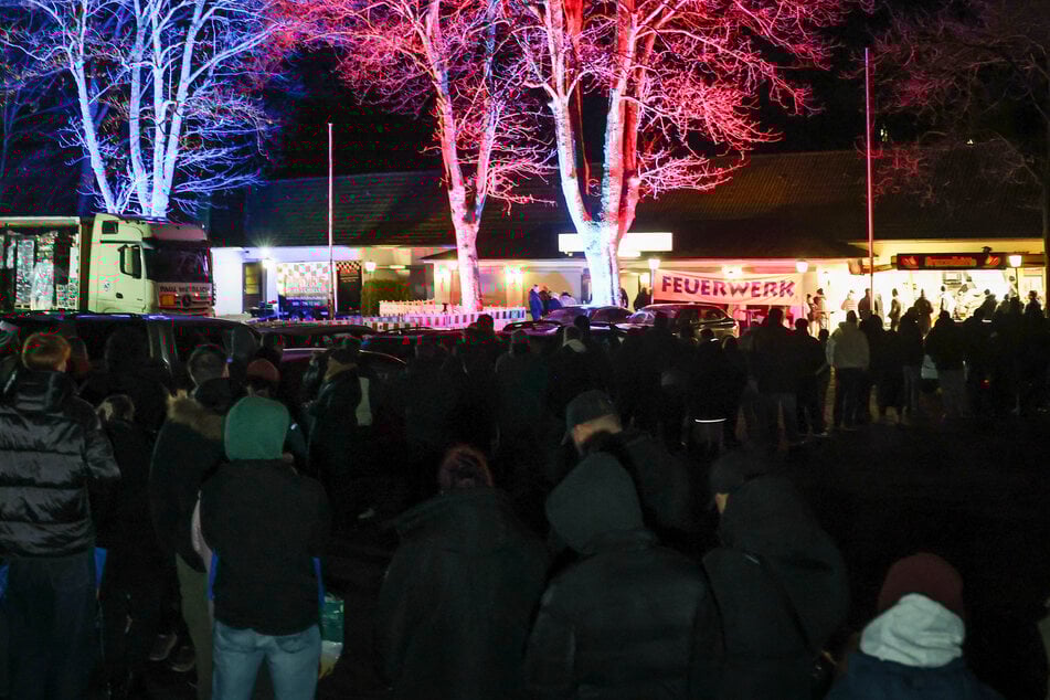 Am frühen Morgen standen in Harburg viele Menschen in Schlange an, um Raketen und Böller zu kaufen.