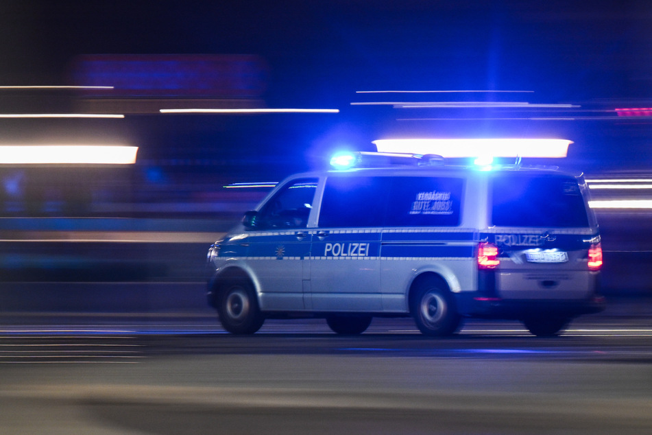 Die Polizei rückte am frühen Montagmorgen zu der Festhalle in Schwieberdingen an. (Symbolbild)