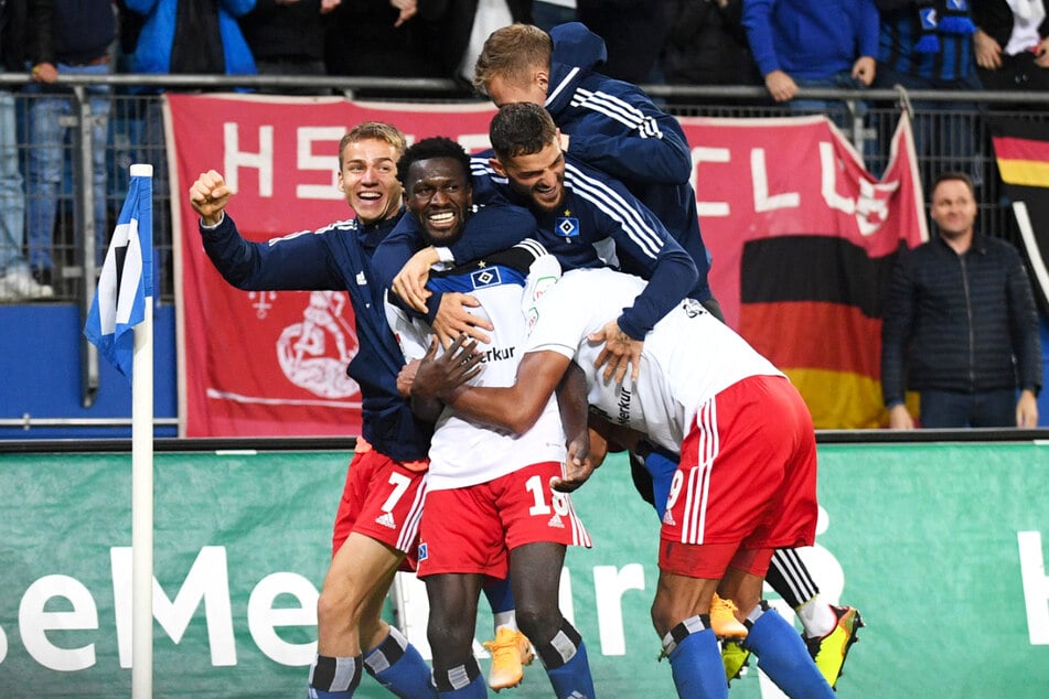HSV-Flügelflitzer Bakery Jatta (24, 2.v.l.) lässt sich nach seinem Treffer zum 2:0-Endstand gegen Fortuna Düsseldorf von seinen Teamkollegen feiern.