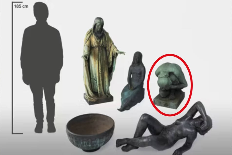 Auf diesem Foto sind einige der sichergestellten Bronzen zu sehen, unter anderem die Skulptur "Ruhendes/trauerndes Mädchen" (rot eingekreist).