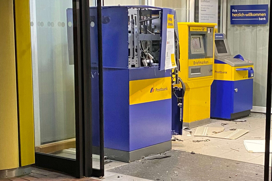 Geldautomat in die Luft gejagt: Zeuge beobachtet sieben Vermummte
