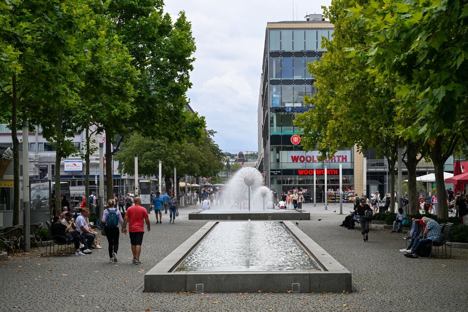 Die "Pusteblumen" an der Prager Straße sprudeln täglich nur noch von 12 bis 19 Uhr (ohne Beleuchtung).