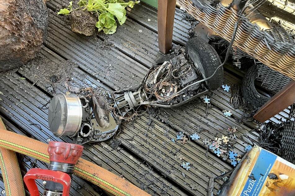 In Bergisch Gladbach hat ein Hoverboard, das im Wohnzimmer Feuer fing, eine Wohnung unbewohnbar gemacht. Die Bewohner blieben unverletzt.