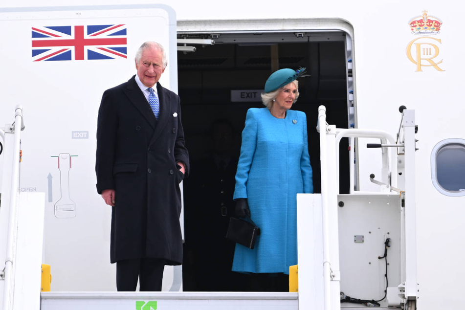 Der britische König Charles III. (74) und seine Gattin Camilla (75) sind am Mittwochnachmittag auf dem Hauptstadtflughafen BER gelandet.