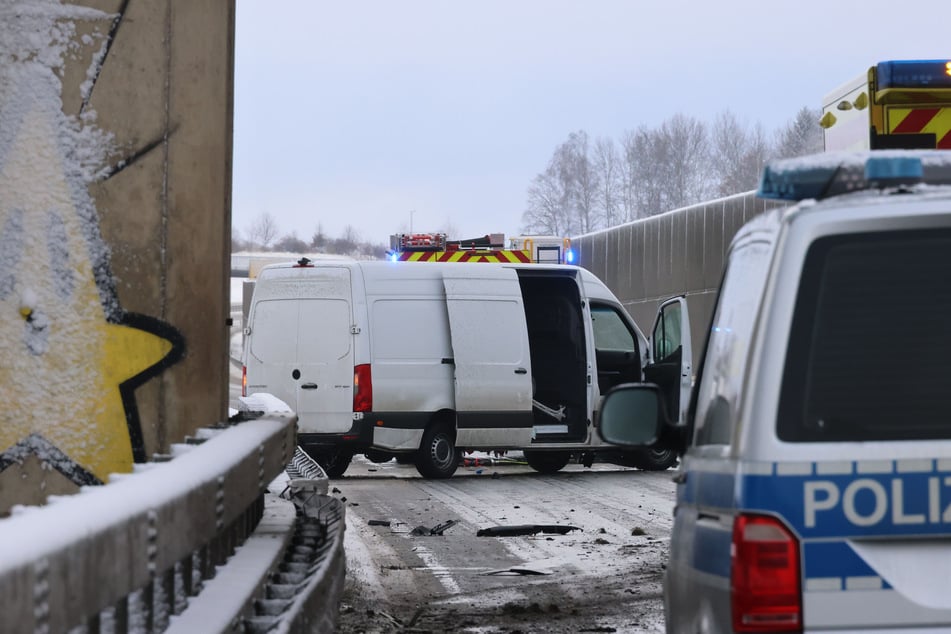 Ein Transporter knallte am Dienstagvormittag auf der B174 in Chemnitz gegen die Leitplanke.