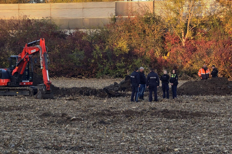 Bei Sondierungsarbeiten in Regensburg ist auf einem Feld eine 125 Kilogramm schwere Weltkriegsbombe entdeckt worden.