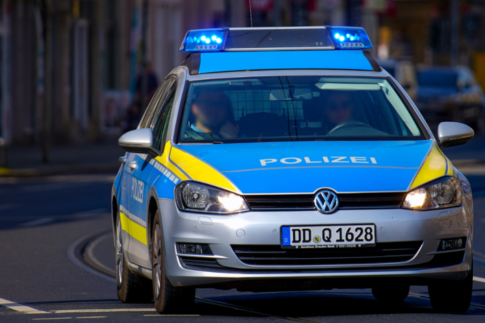 Die Ermittler bitten um Hinweise zu dem Verkehrsunfall. (Symbolbild)
