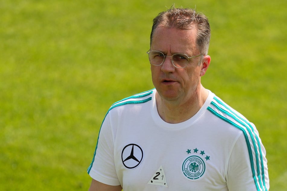DFB-Chefmediziner Tim Meyer (53) sieht Impfungen von Bundesligaprofis gegen das Coronavirus derzeit nicht als dringlich an.