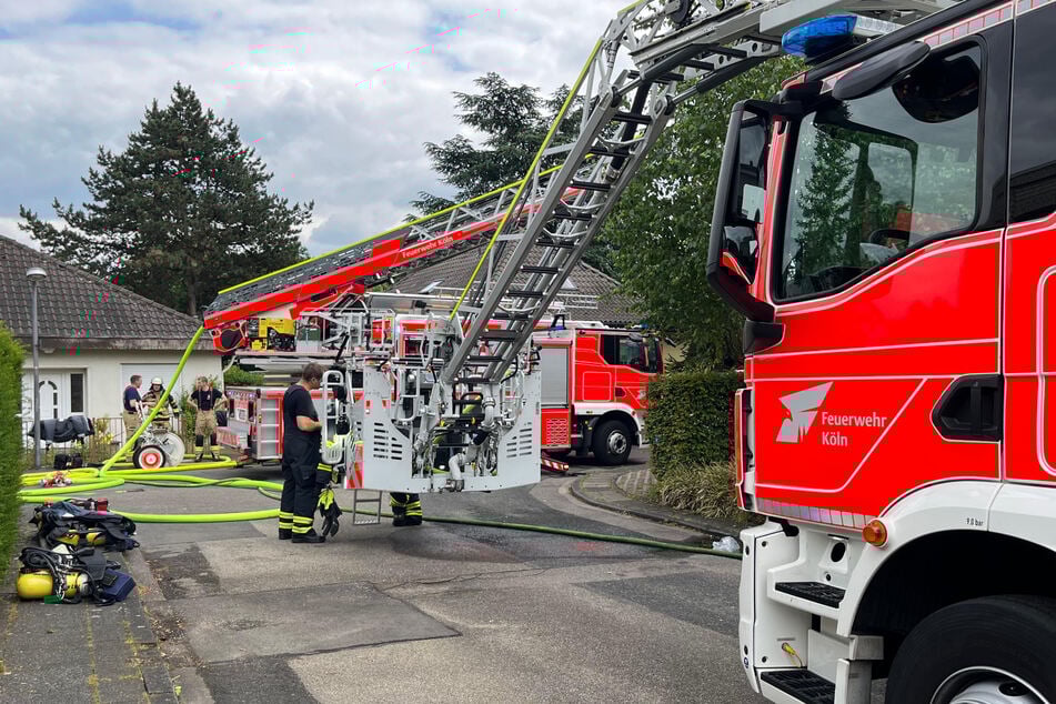 Die Kölner Feuerwehr war mit rund 50 Einsatzkräften vor Ort, um das Feuer schnell unter Kontrolle zu bringen.